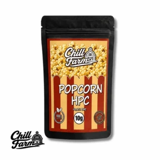 As Popcorn Small Buds HPC da Chill Farm® representam uma referência diferenciada dentro do universo das flores de cannabis (cânhamo industrial). Apresentadas num formato compacto e cuidadosamente selecionado, destacam-se pela sua consistência e identidade aromática. Cultivadas em ambiente greenhouse controlado, beneficiam da combinação entre luz natural e condições supervisionadas, permitindo um desenvolvimento equilibrado da planta e preservação do seu perfil terpénico. Segundo vários testemunhos, esta variedade é descrita como marcante e harmoniosa dentro da categoria das flores com canabinóides derivados do cânhamo. 📦 Características principais 🌿 Flores de cultivo greenhouse 🔬 Contém HPC (Tetrahidrocanabiforol Hidrogenado) 🌱 Sem pesticidas nem aditivos químicos 📦 Embalagem selada para preservação do perfil aromático 🚚 Envio rápido e discreto Nota Informativa sobre HPC O HPC é um canabinoide presente no universo dos derivados do cânhamo, sendo frequentemente descrito como tendo uma intensidade superior quando comparado com compostos mais comuns do setor. Quando comercializado em conformidade com a legislação europeia aplicável, não é classificado como substância ilegal. Ainda assim, qualquer produto que contenha HPC deve respeitar integralmente o enquadramento legal do cânhamo industrial, incluindo o limite máximo de